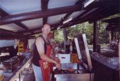 a Heinz beim Wurstbruzeln